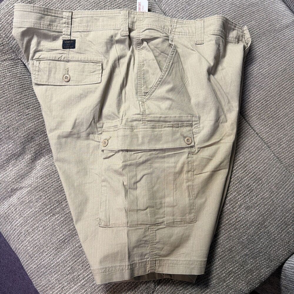 Wrangler Relaxed Fit Cargo Shorts…size 42